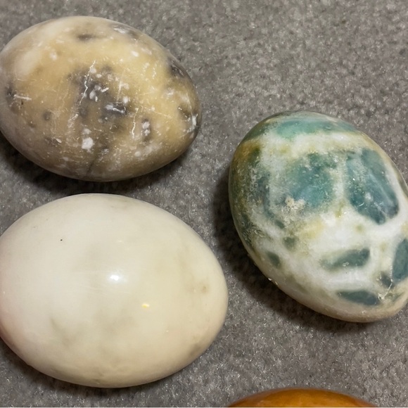 Vintage chicken wire basket with crystal gem eggs - Picture 14 of 16